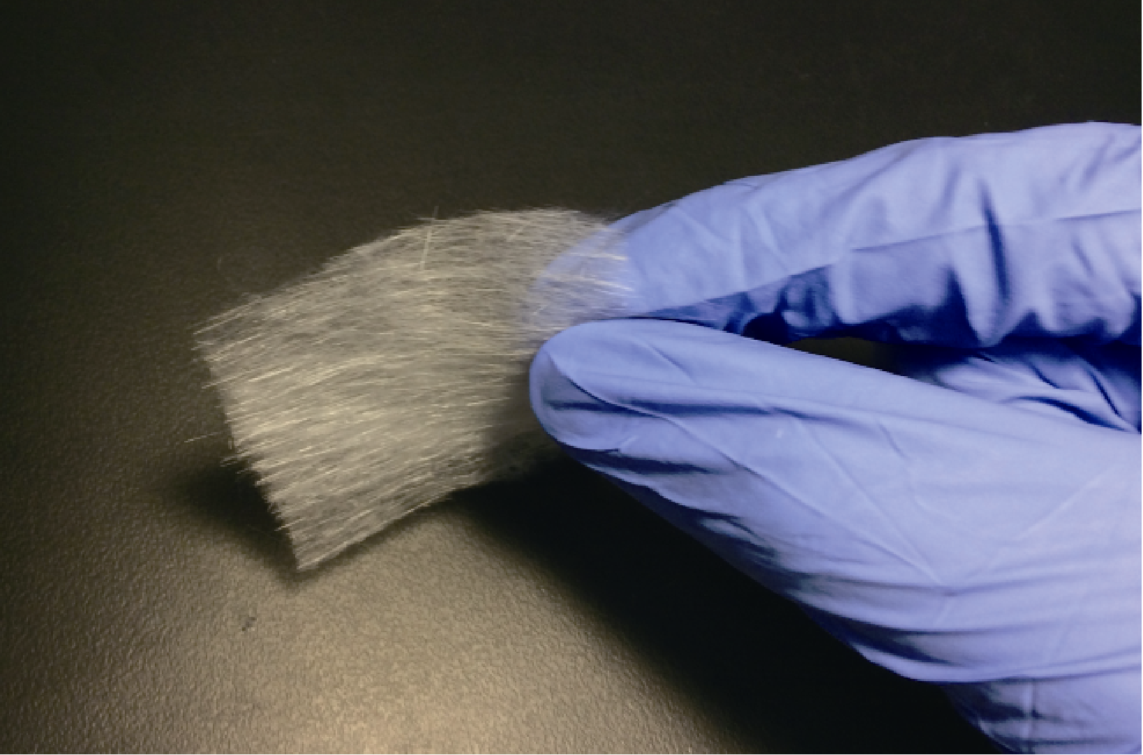 復(fù)合材料樣品實物圖與玻璃纖維（Fig. 1 SiO2 aerogel composite and glass fiber）